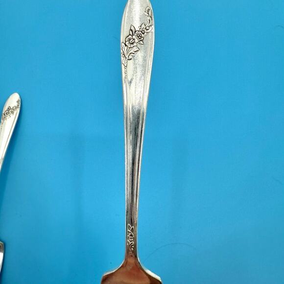 Set of 3 Silverplate Oval Tablespoons 1946 Tudor Diagonal Floral Queen Bess II - Picture 5 of 5